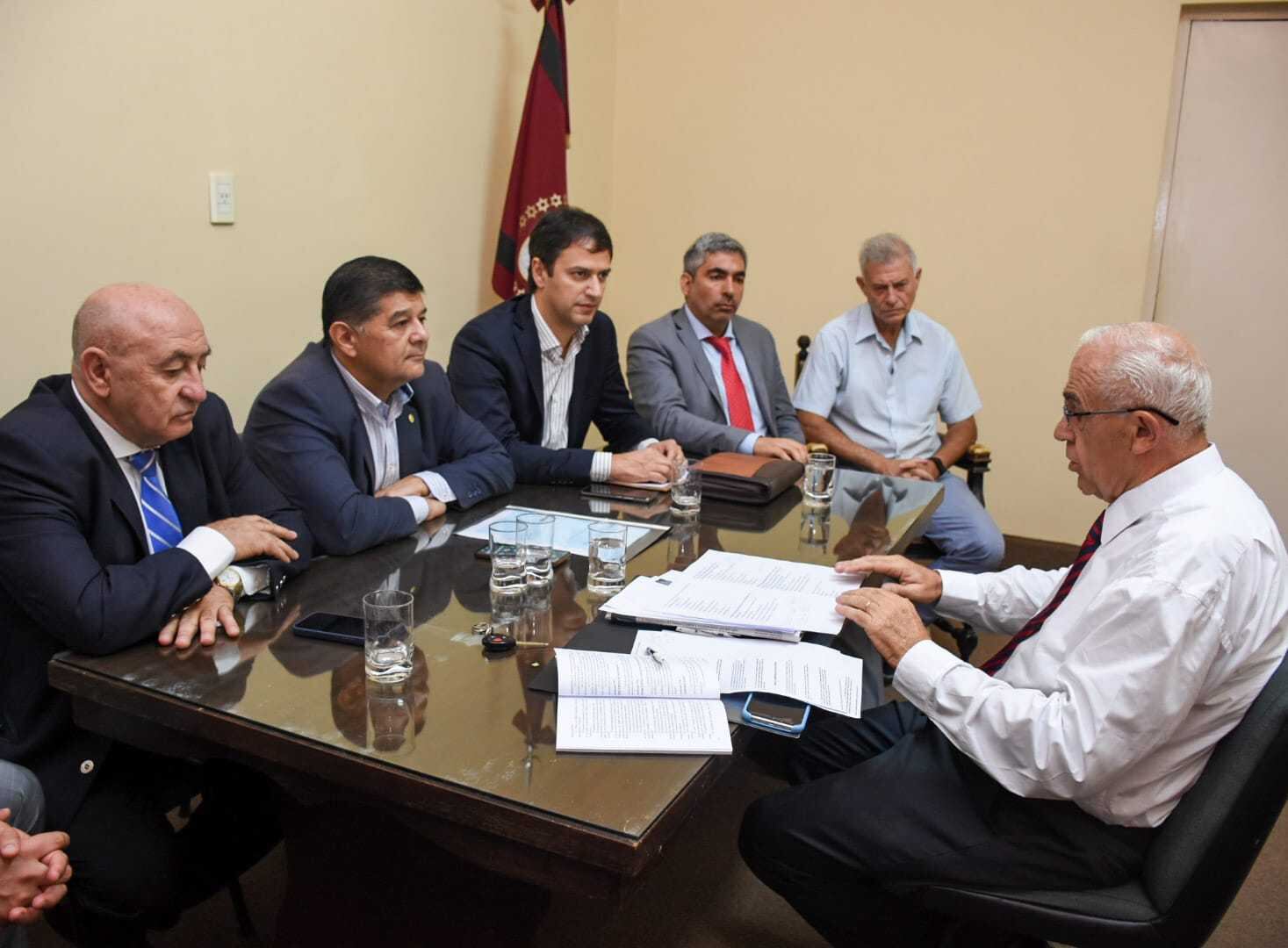 Pérez Alsina (derecha) en la reunión con la Comisión de Acuerdos. 