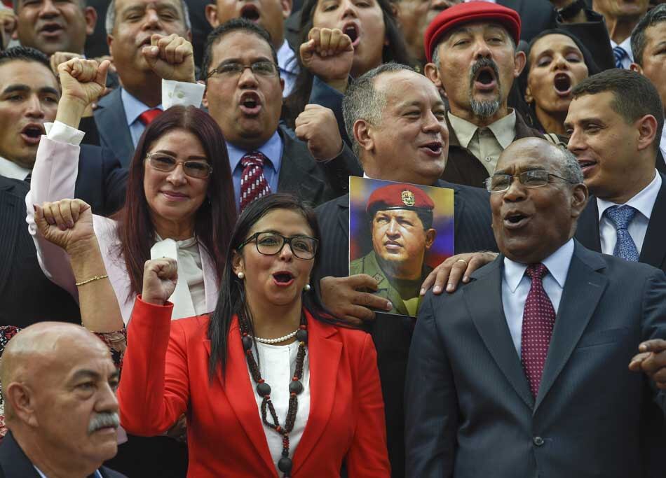 De izquierda a derecha, Cilia Flores, Delcy Rodriguez, Diosdado Cabello y Aristobulo Isturiz celebran la integración de la Asamblea Constituyente