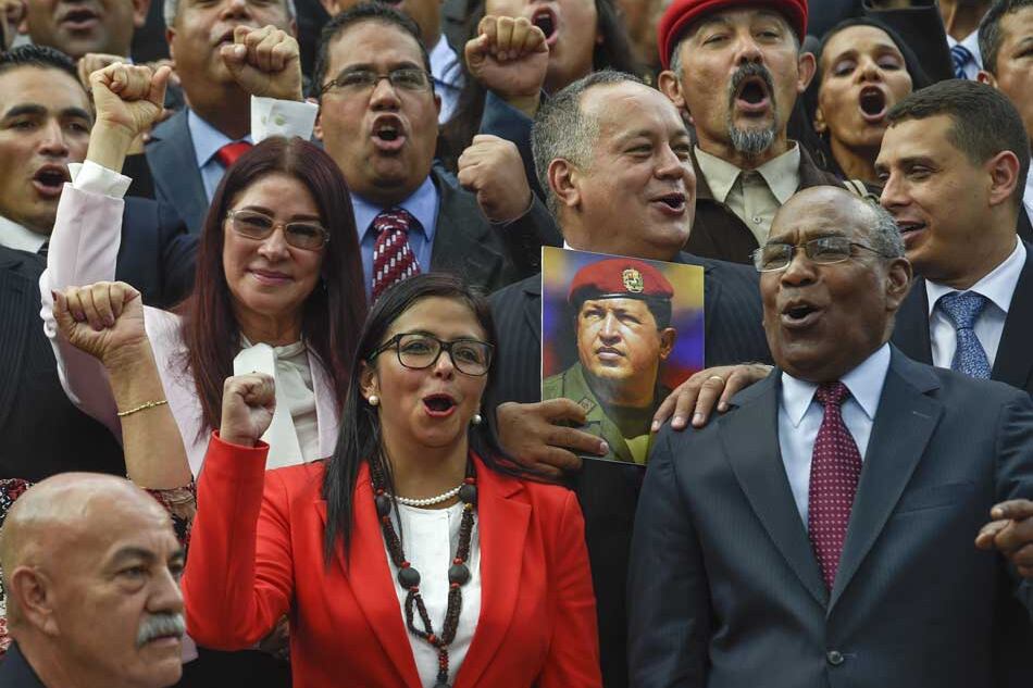 De izquierda a derecha, Cilia Flores, Delcy Rodriguez, Diosdado Cabello y Aristobulo Isturiz celebran la integración de la Asamblea Constituyente