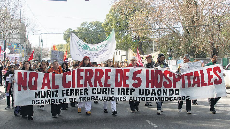 La bandera que encabezó la marcha fue acompañada por bocinazos de autos que pasaban.