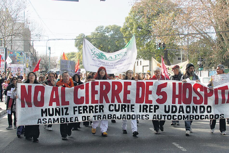 La bandera que encabezó la marcha fue acompañada por bocinazos de autos que pasaban.
