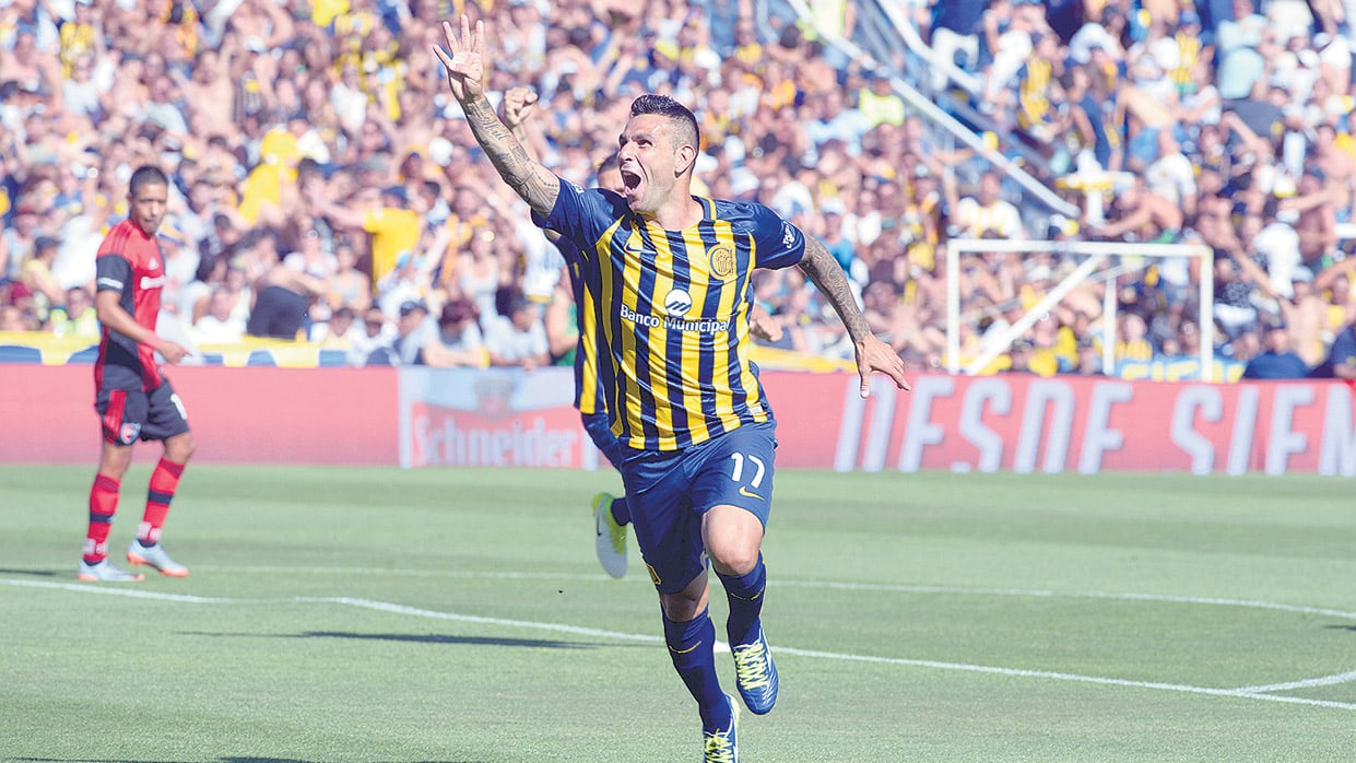 Germán Herrera grita su gol, el único del clásico rosarino, de cara a las tribunas del Gigante de Arroyito.