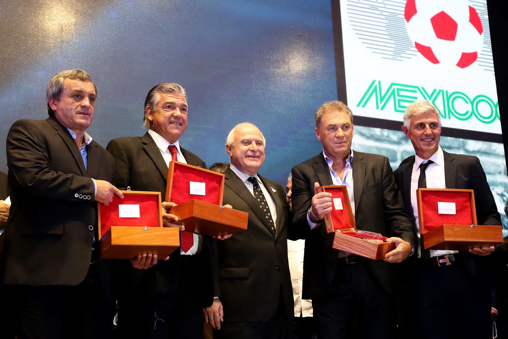 Lifschitz con Pumpido en un acto junto a otros ex jugadores de la selección nacional.