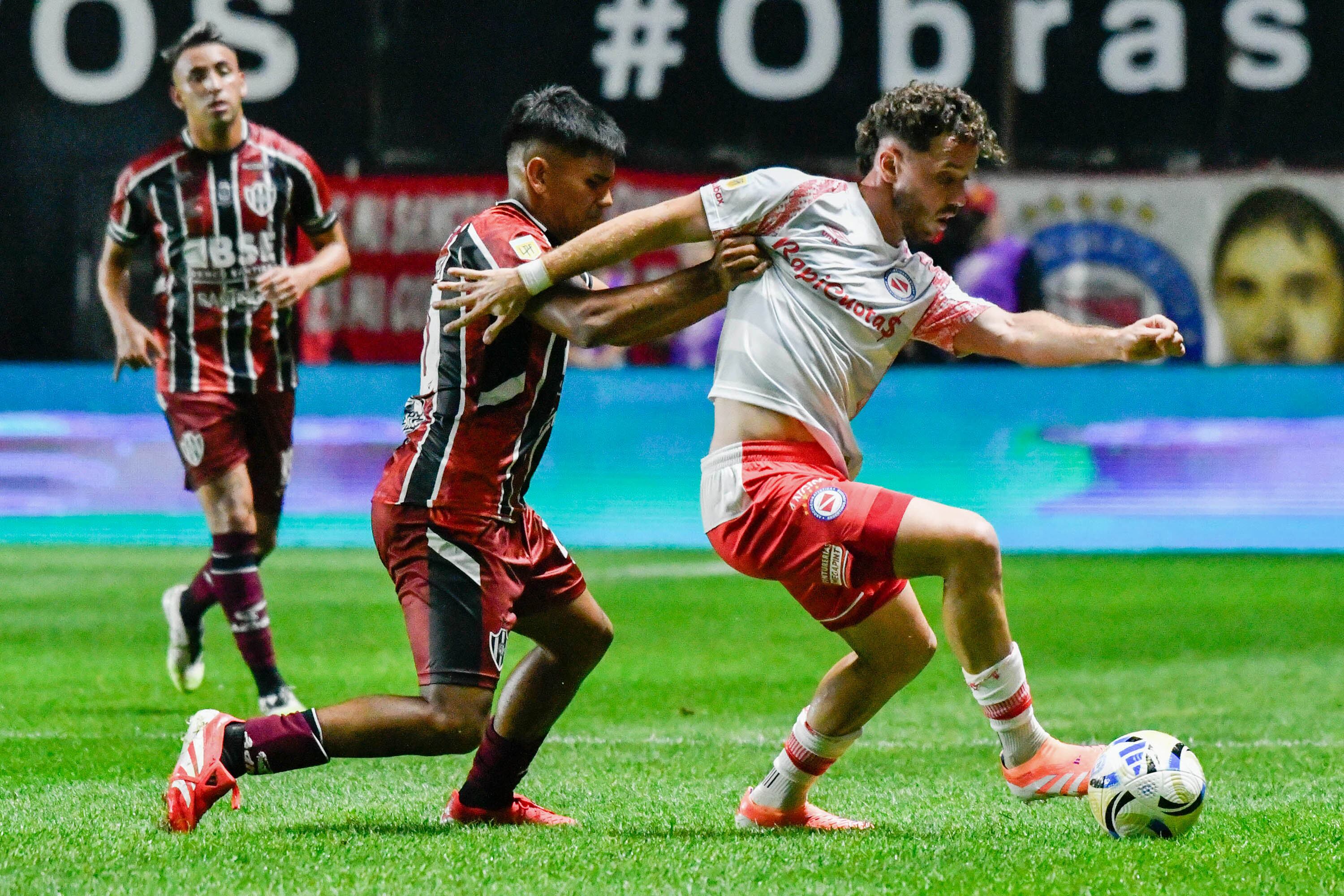 El partido fue muy trabado en La Paternal