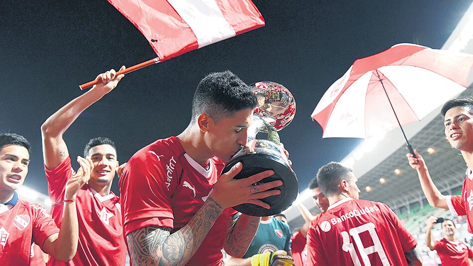 Pablo Hernández besa la Copa conquistada ayer en Japón.