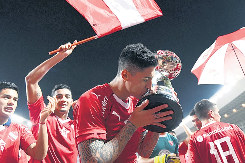 Pablo Hernández besa la Copa conquistada ayer en Japón.