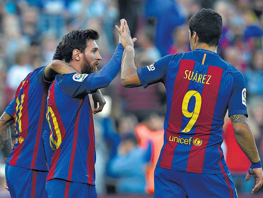 Messi festeja con Suárez y Neymar, el trío goleador en el Camp Nou.