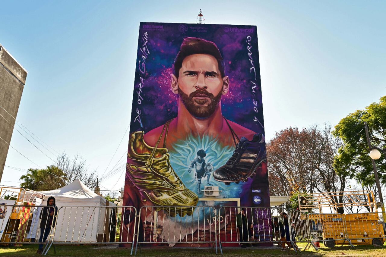 El nuevo mural de Messi, frente a su antigua escuela en el barrio La Bajada