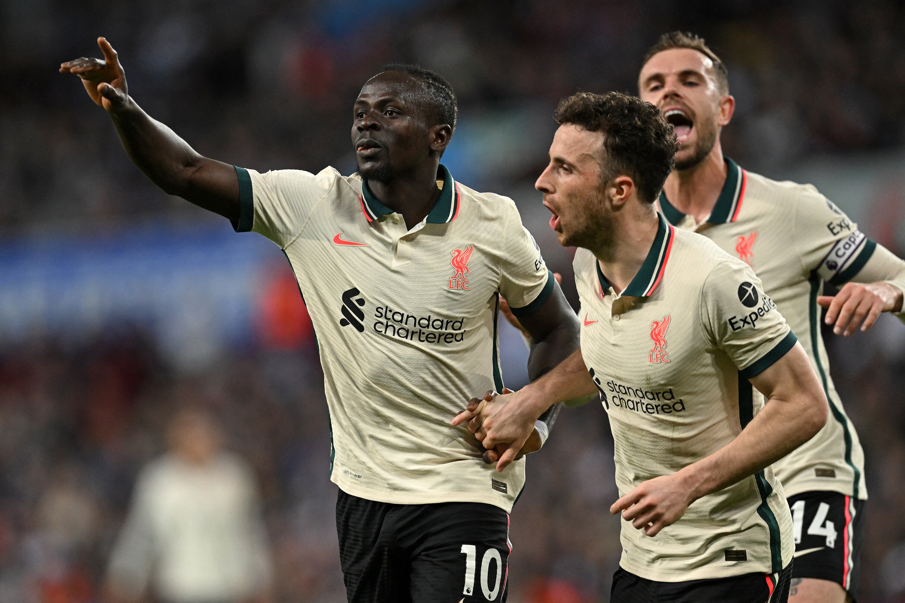 Mané levanta su brazo luego del gol del triunfo