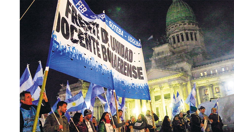 Los maestros realizaron ayer banderazos en reclamo de la reanudación de la paritaria.