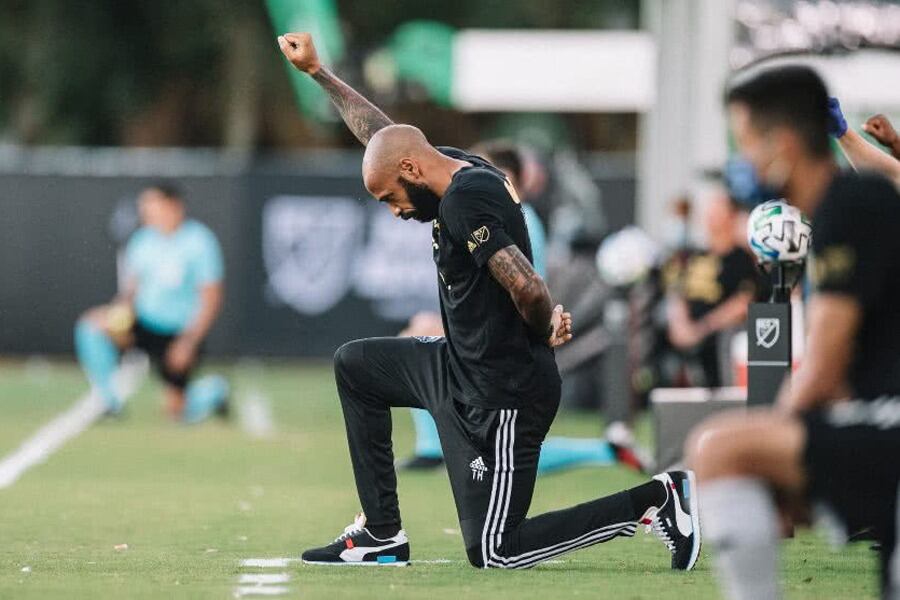 El gesto con el que Henry siguió los primeros nueve minutos de juego.