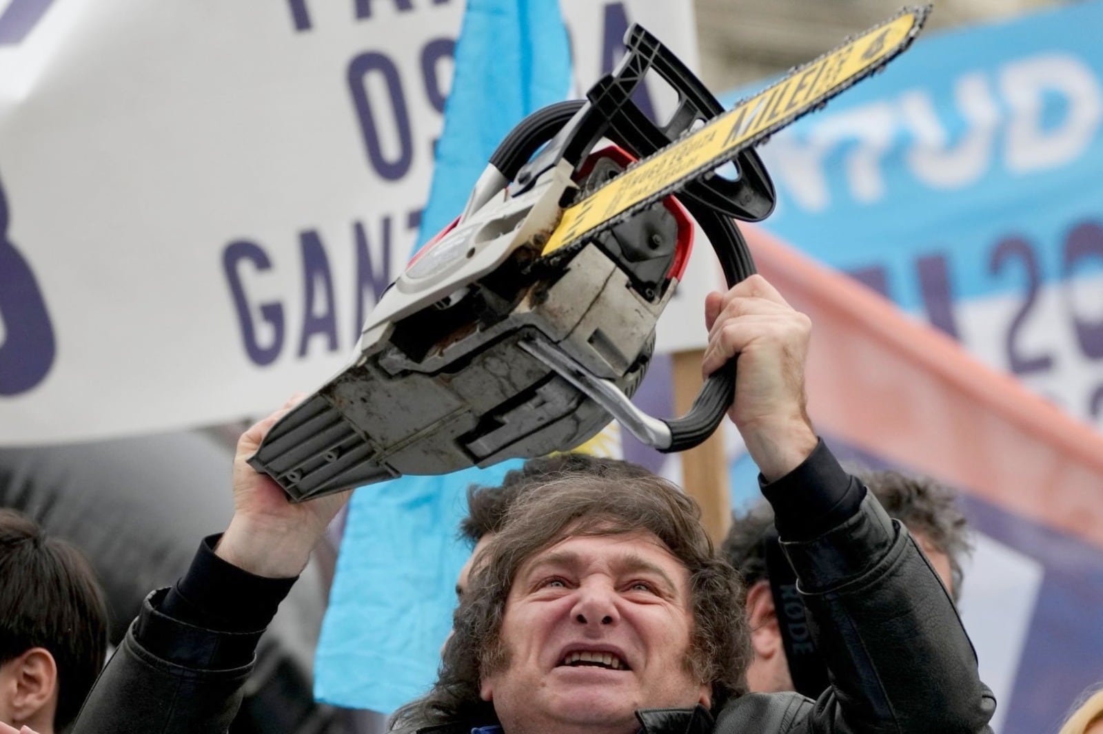 Javier Milei y su emblemática motosierra.