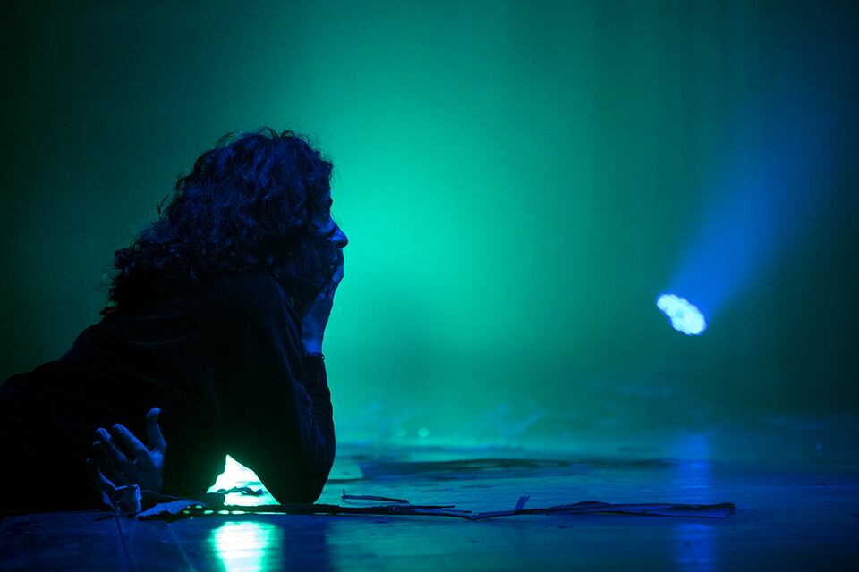 Paula Manaker es la directora de Hombre Enterrado.