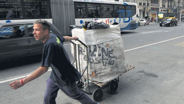 Alrededor de 6000 cartoneros ven peligrar sus fuentes de trabajo con la modificación de la ley.