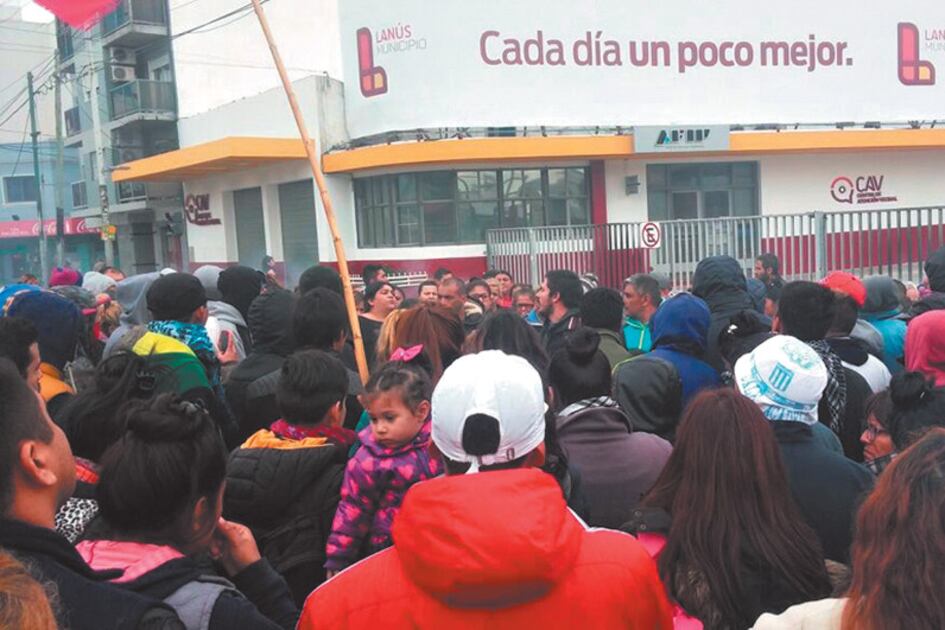 Los vecinos protestaron frente a la sede de Edesur en la avenida Pavón, en Lanús.