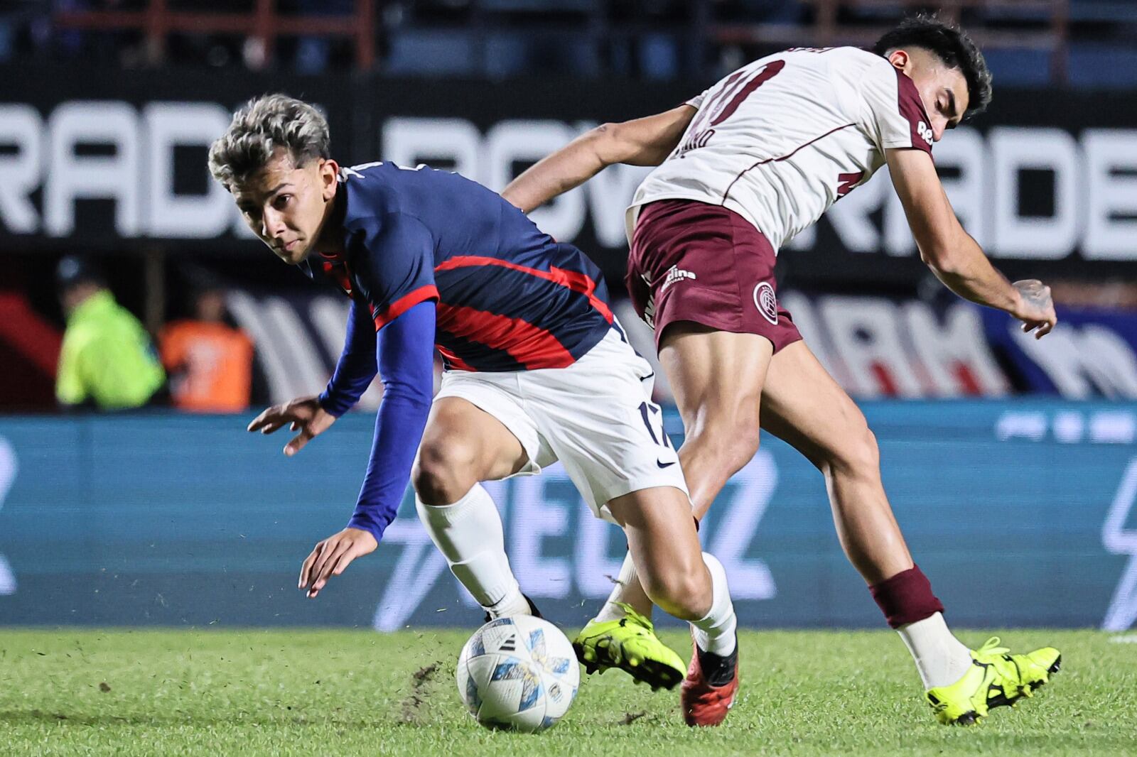 Elián Irala le gana a Moreno. El pibe de 19 años, cada vez más asentado en el medio azulgrana.