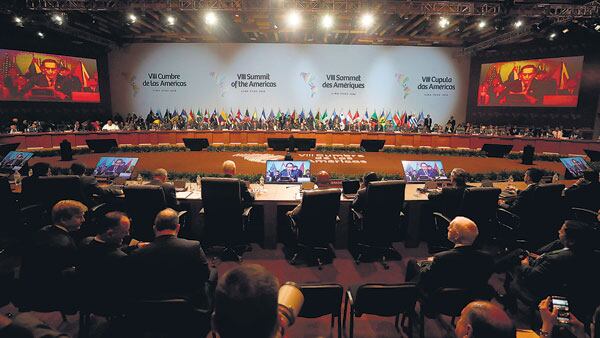 Vista general de la sesión plenaria de la VIII Cumbre de las Américas en Lima, Perú.