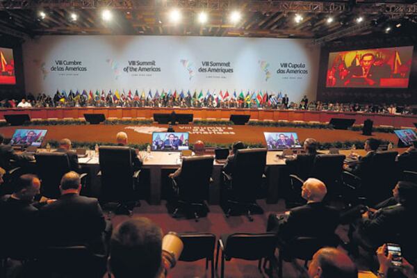 Vista general de la sesión plenaria de la VIII Cumbre de las Américas en Lima, Perú.