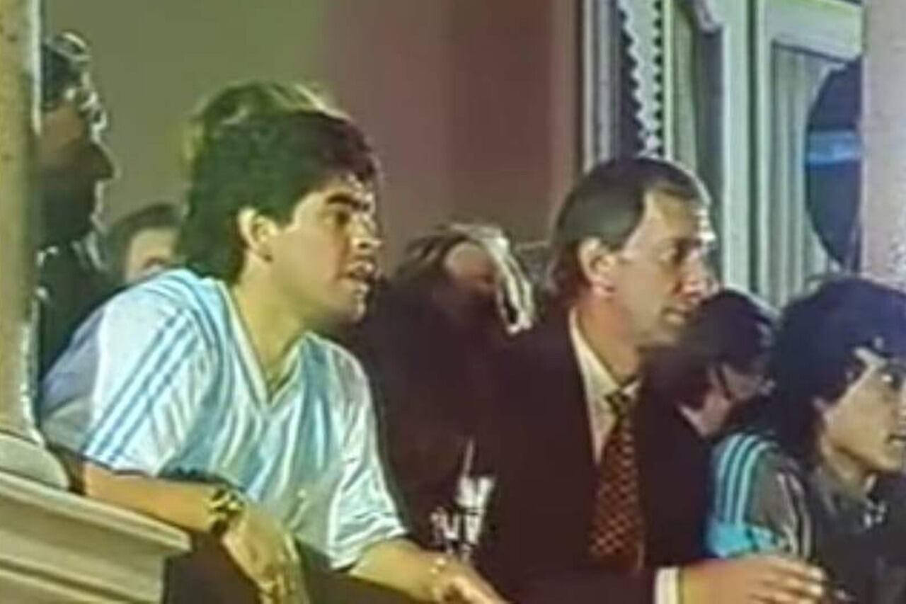 Diego Maradona y Carlos Bilardo, en el balcón de la Casa Rosada.