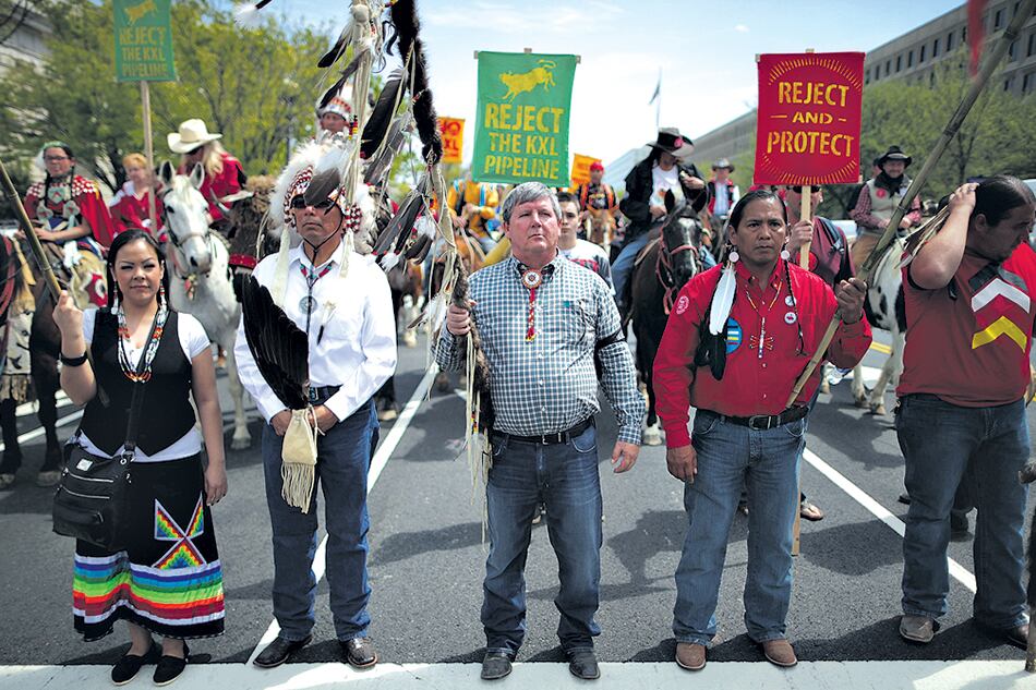 Líderes indígenas encabezan una protesta contra el oleoducto en Washington en 2014.