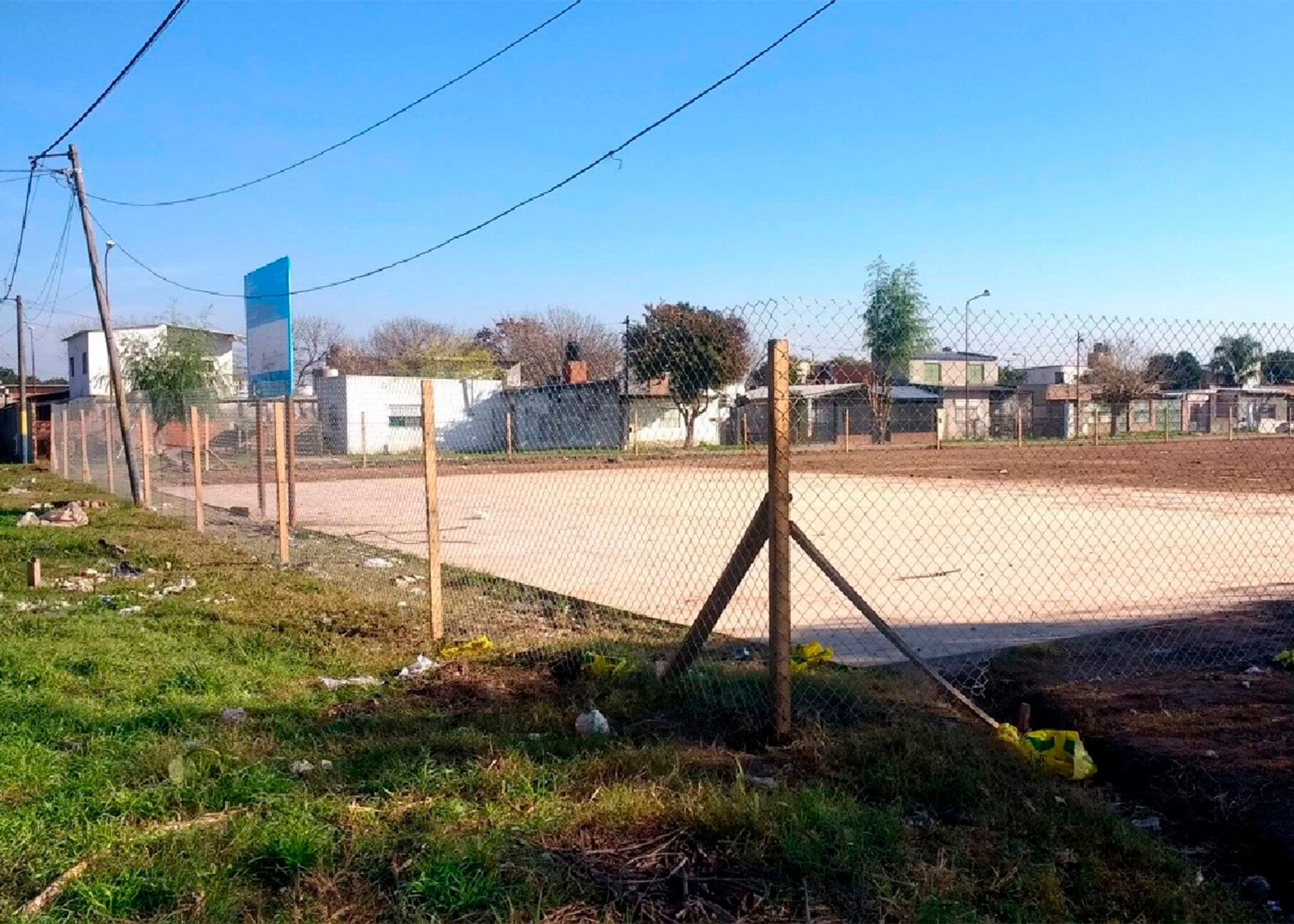 En Villa Gdor. Gálvez, sólo cerco perimetral, platea y cartel.