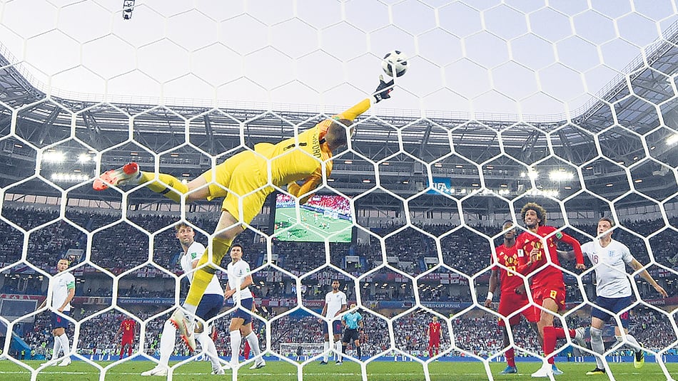 Pickford no puede hacer nada ante el remate de Januzaj para el 1-0 belga.