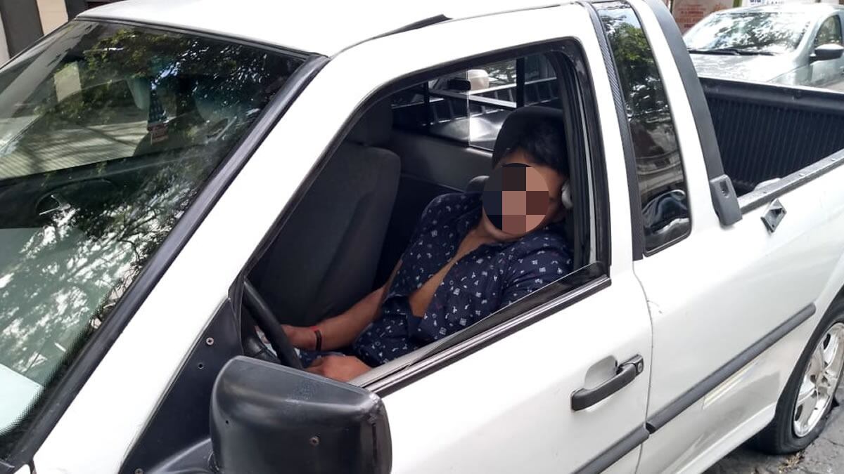 El conductor estacionó en doble fila y se quedó dormido. Tenía 1,87 gramos de alcohol en sangre.
