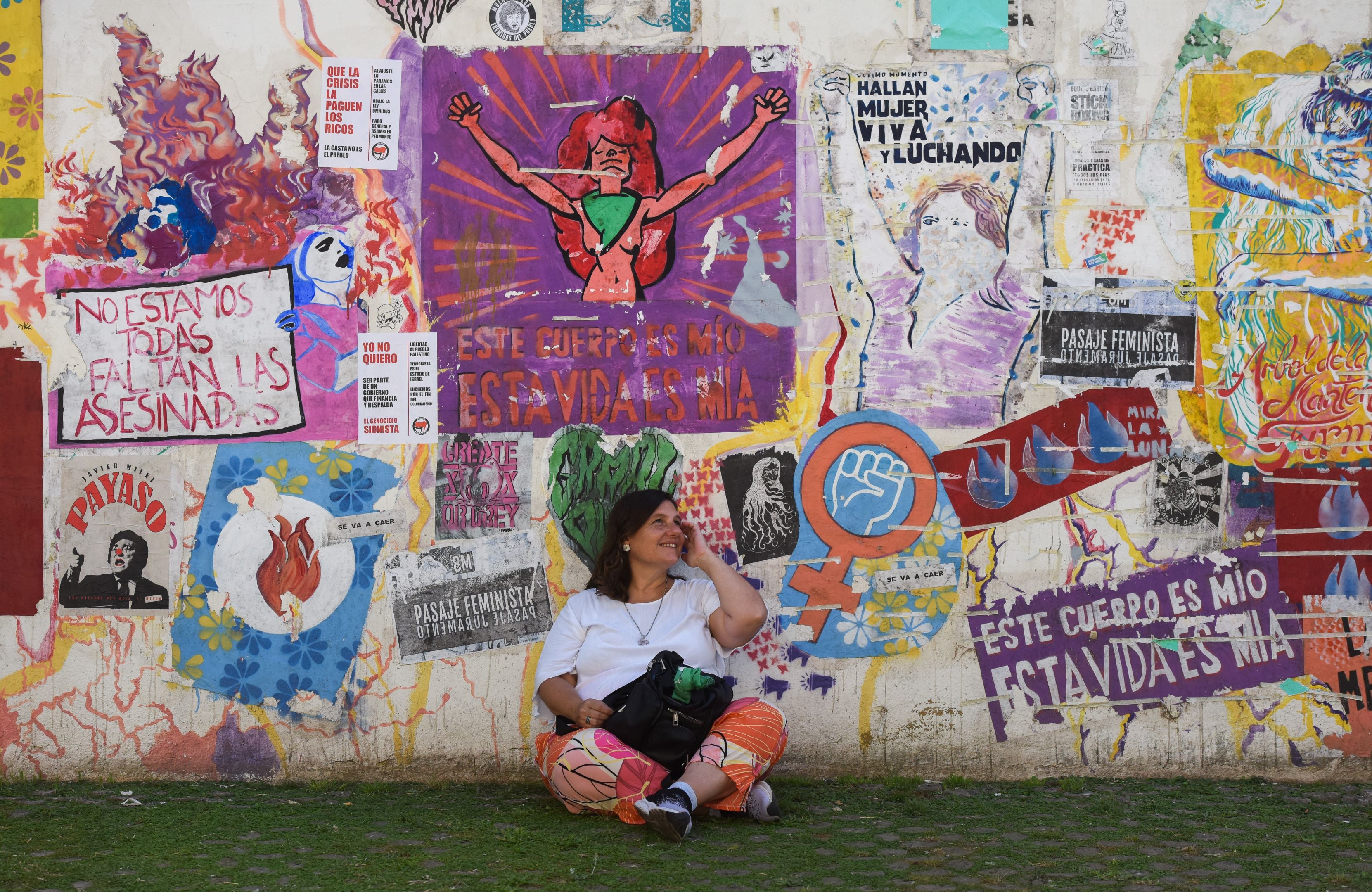 Sonia Tessa en una vereda de su ciudad, Rosario, que cuenta de la intensa agitación feminista.