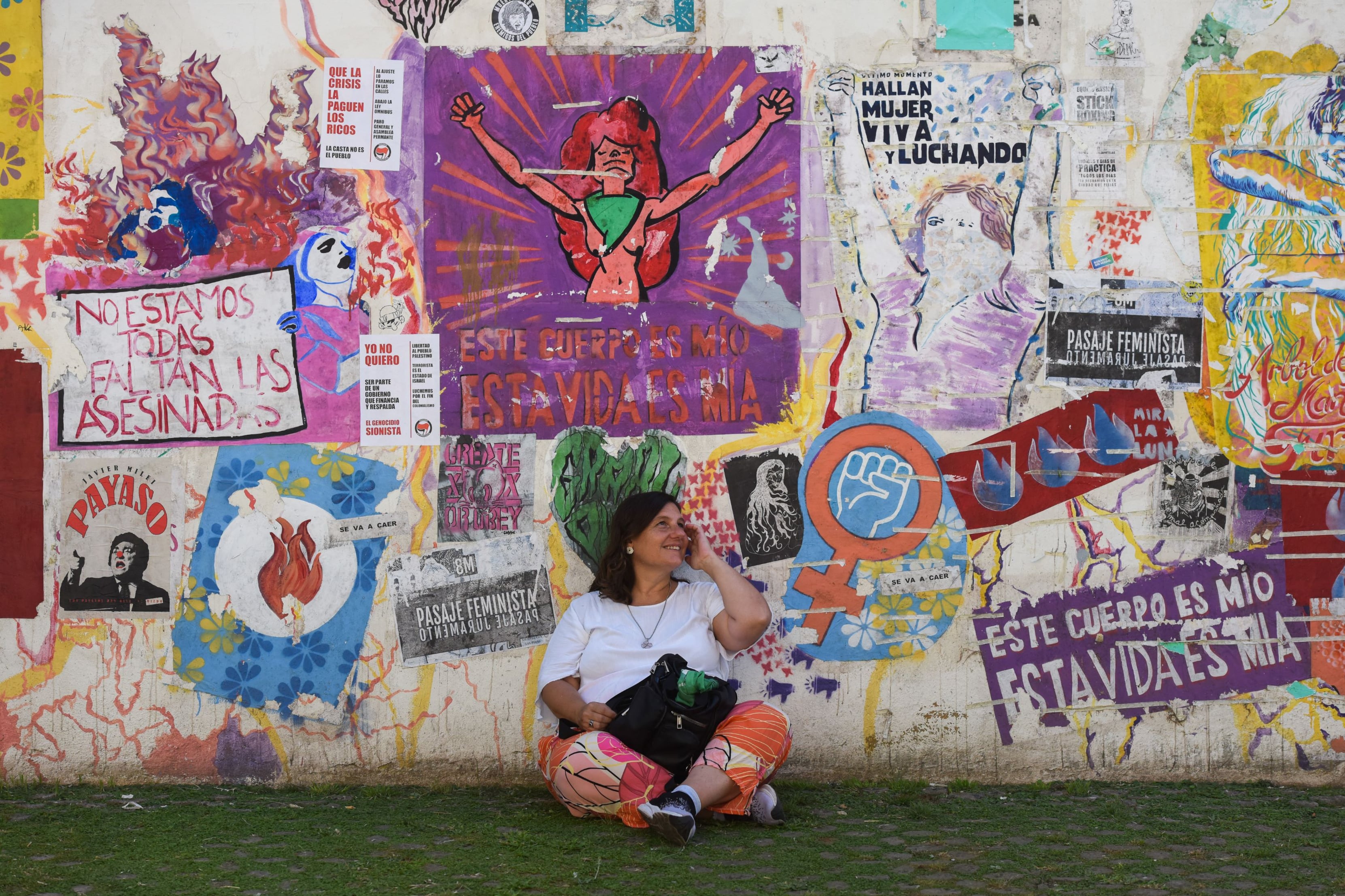 Sonia Tessa en una vereda de su ciudad, Rosario, que cuenta de la intensa agitación feminista.