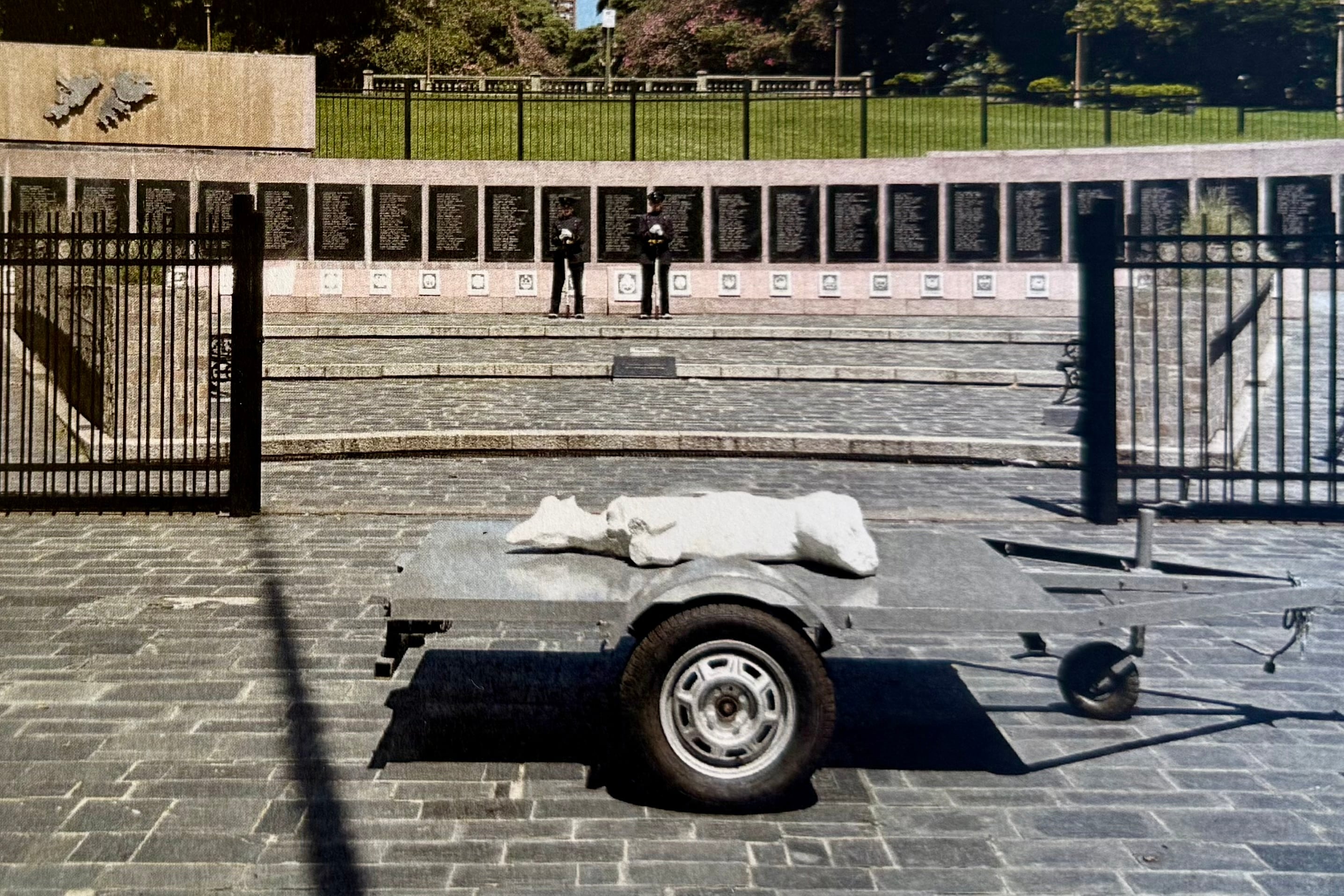 El tráiler con una obra Omar Estela ante al Monumento de los caídos en Malvinas (Plaza San Martín, en 2022).