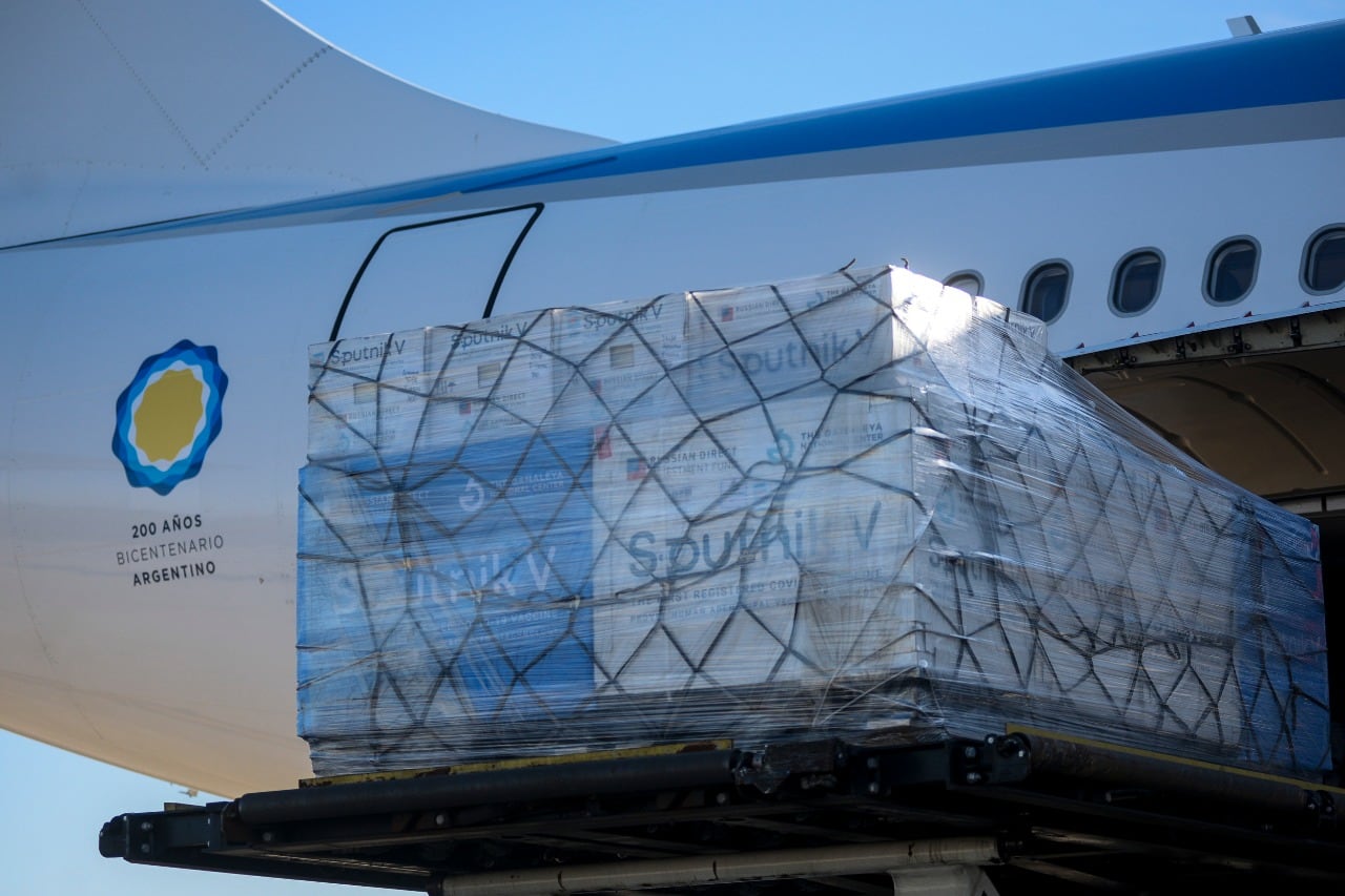 El titular de Aerolíneas Argentinas, Pablo Ceriani, anunció que está en viaje un Airbus con destino a Moscú para traer un nuevo cargamento de Sputnik V. 
