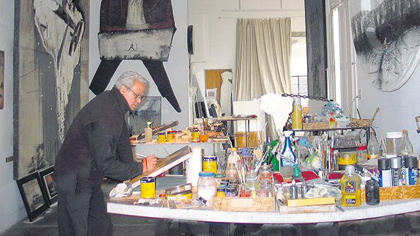 López Armentía en su estudio. “Acá el arte está vivo, está junto al proceso de creación”, sostiene.
