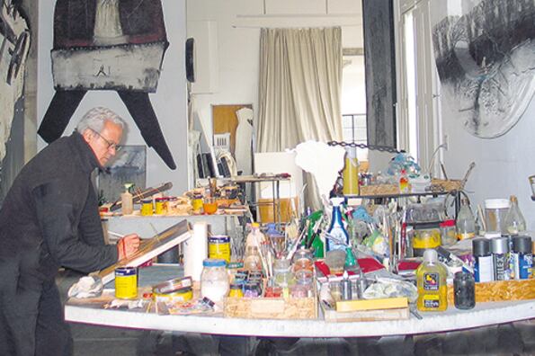 López Armentía en su estudio. “Acá el arte está vivo, está junto al proceso de creación”, sostiene.