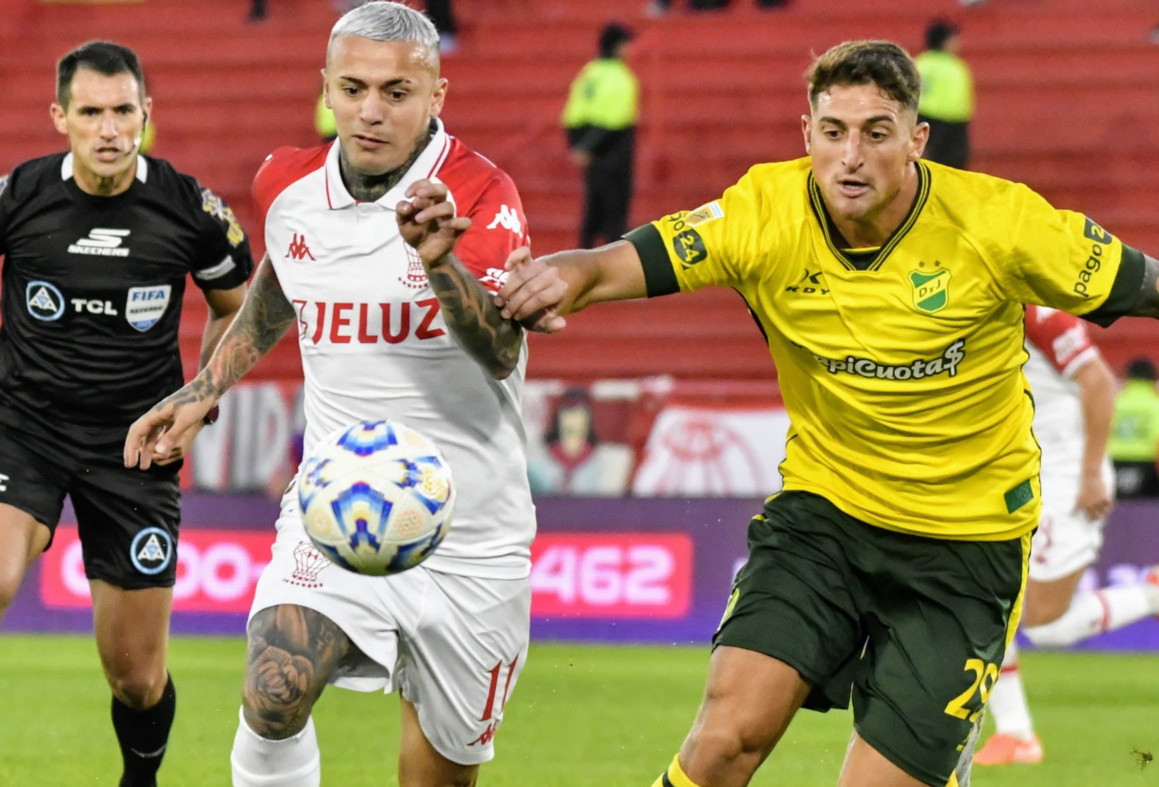 Urzi y Gastón González pelean por la tenencia de la pelota