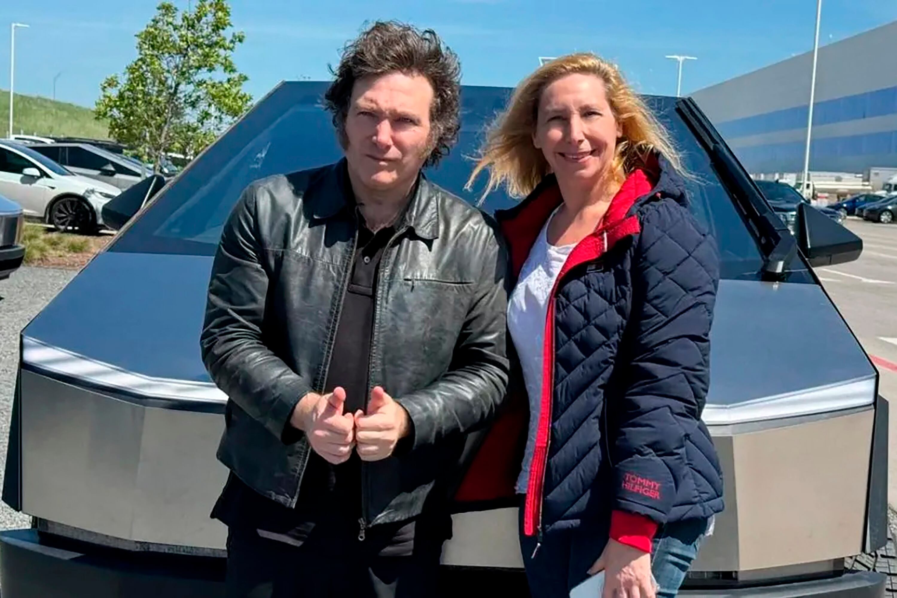 Javier y Karina Milei con un Cybertruck en la fábrica de Tesla