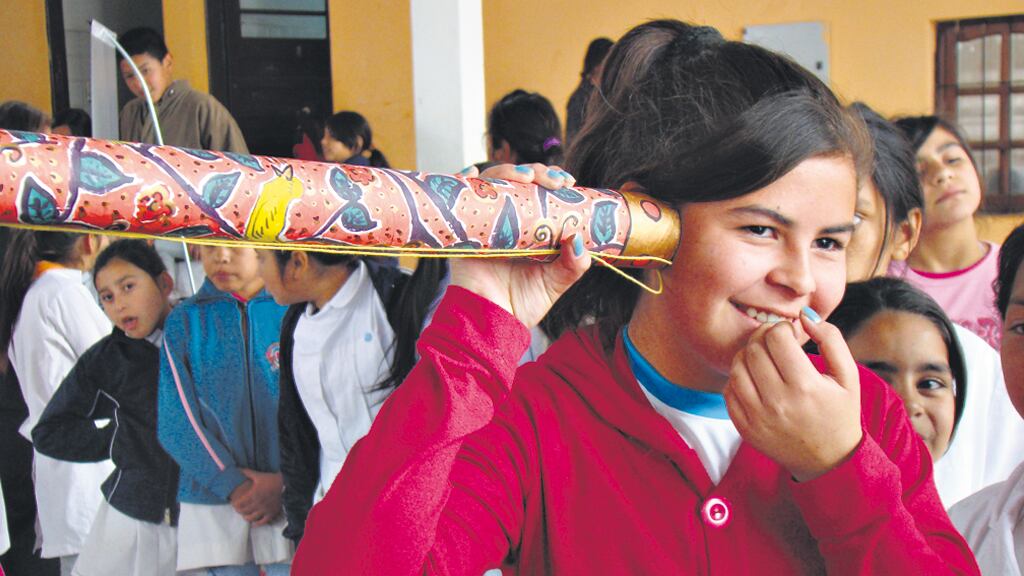 Los chicos y la poesía, una relación que incluye el “susurrador de poemas”, un tubo de cartón para transmitir poemas al oído.