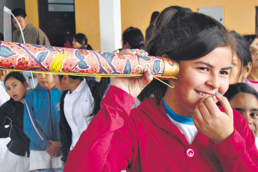 Los chicos y la poesía, una relación que incluye el “susurrador de poemas”, un tubo de cartón para transmitir poemas al oído.