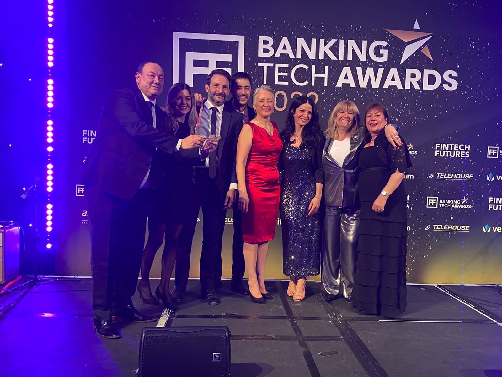 La delegacion del BAPRO al recibir el premio de Fintech Futures.