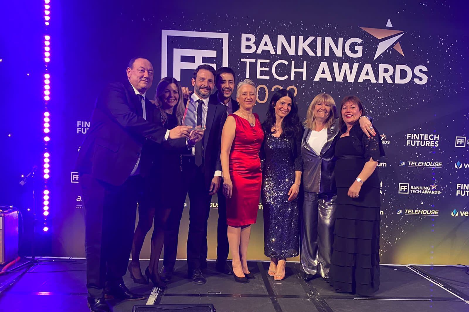 La delegacion del BAPRO al recibir el premio de Fintech Futures.