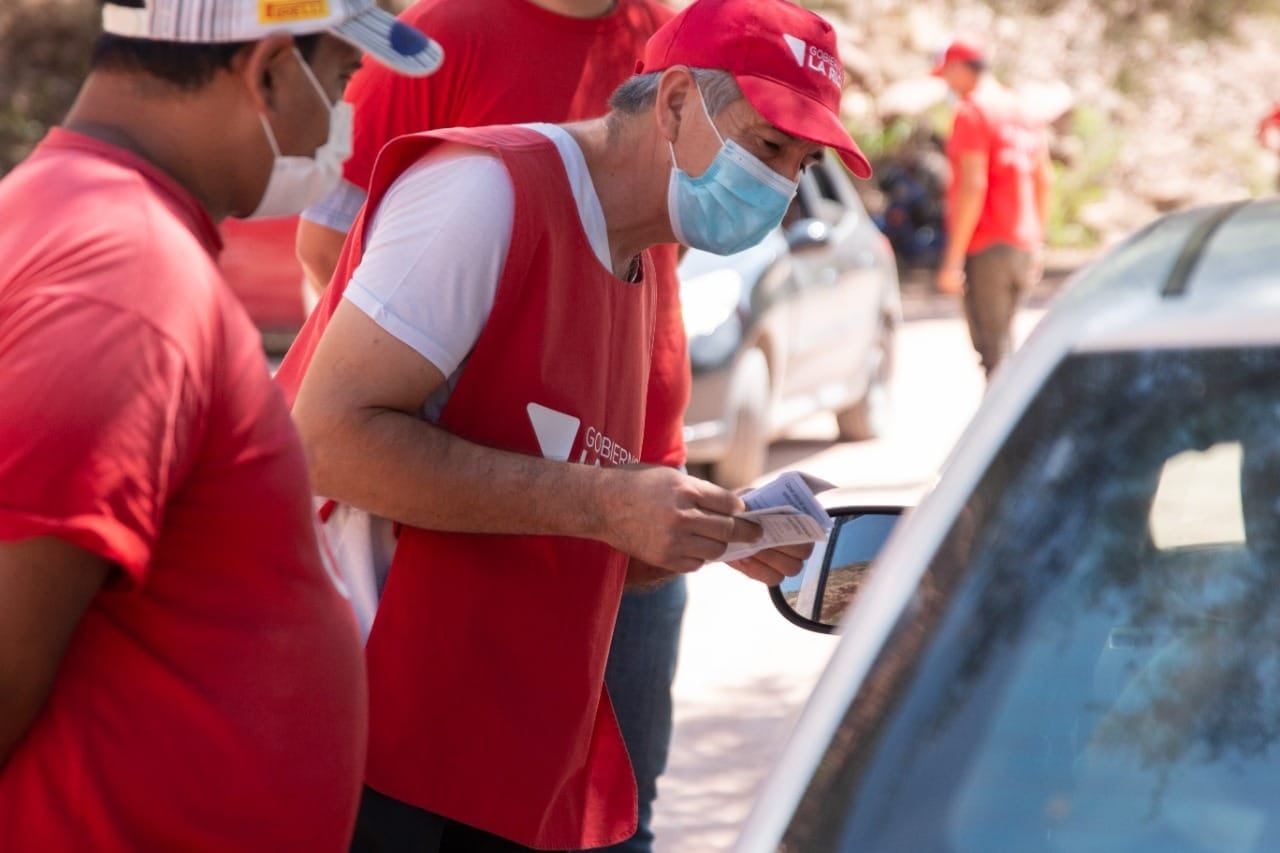 Personal del COE controla el pase sanitario.