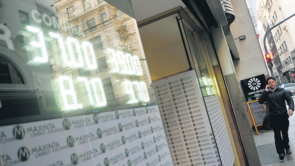 El precio del dólar escaló 1,04 peso respecto del viernes, para cerrar en 39,04 pesos. La demanda no afloja y la oferta no aparece.