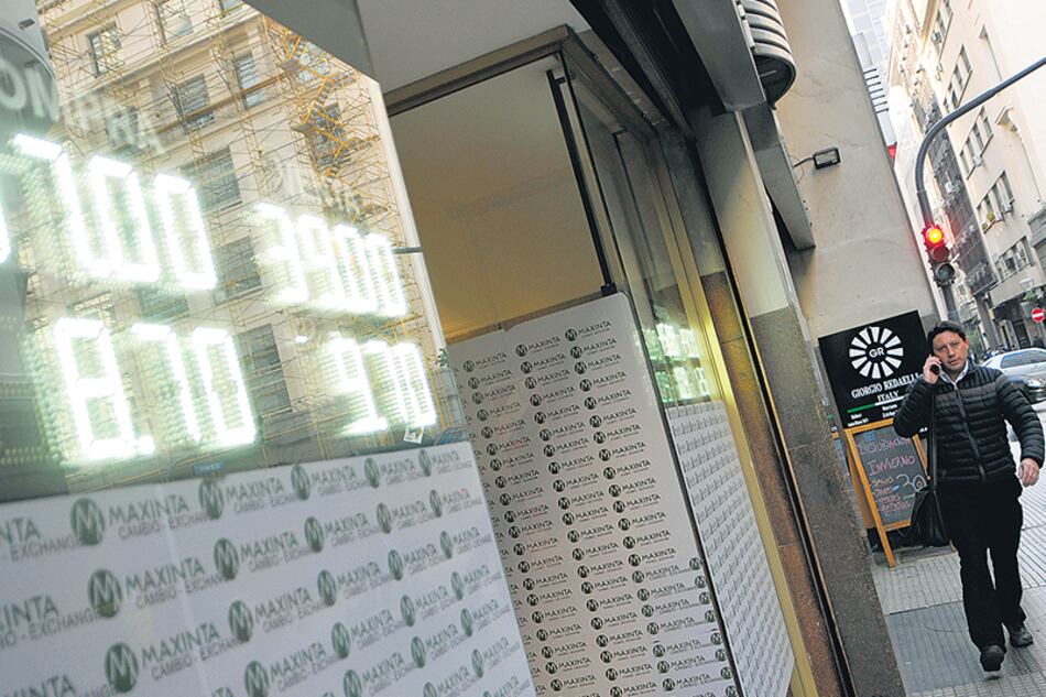 El precio del dólar escaló 1,04 peso respecto del viernes, para cerrar en 39,04 pesos. La demanda no afloja y la oferta no aparece.