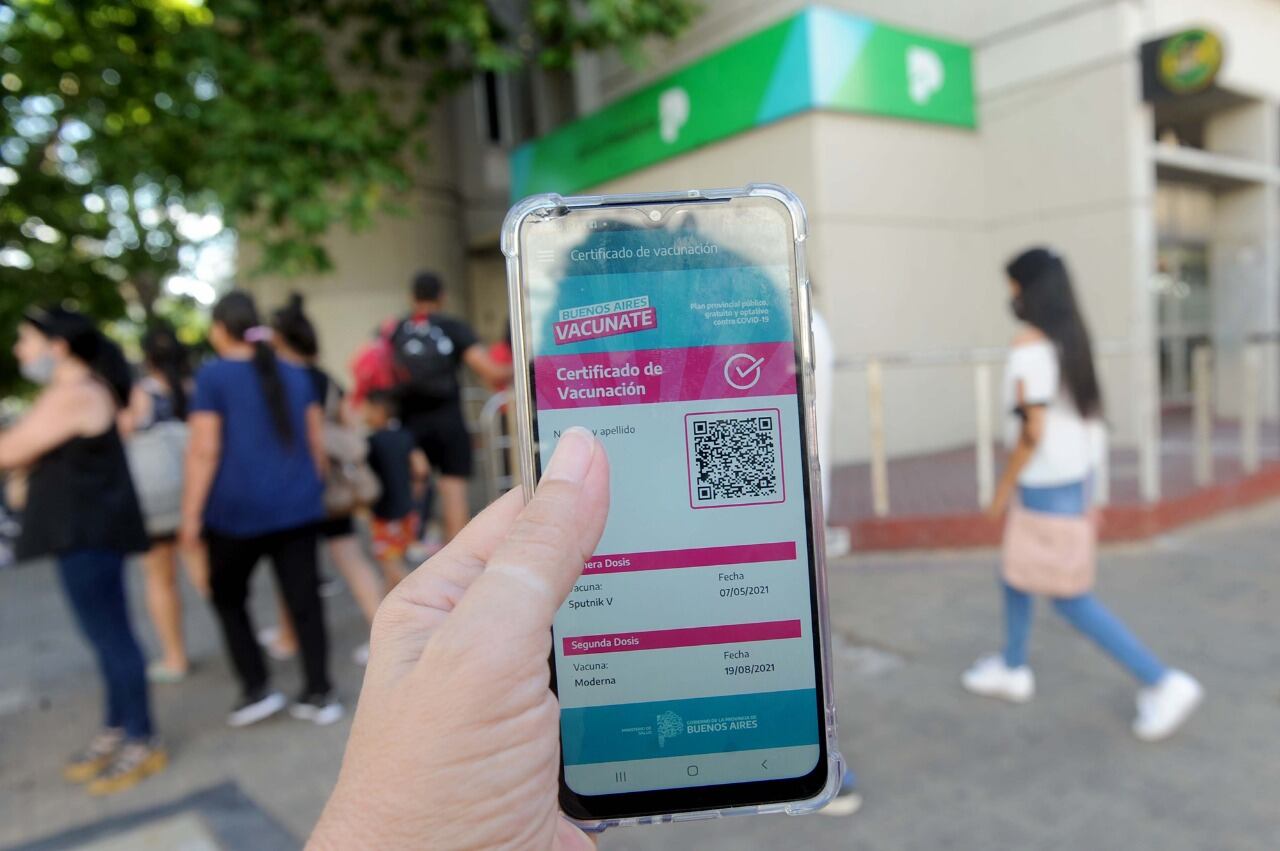 Para acreditar la vacunación se podrá presentar el certificado en cartón o tarjeta emitido por el Gobierno de la Provincia de Buenos Aires o bien el que figura en el portal mi.argentina.gob.ar o en las aplicaciones VacunatePBA, Cuidar y miArgentina.