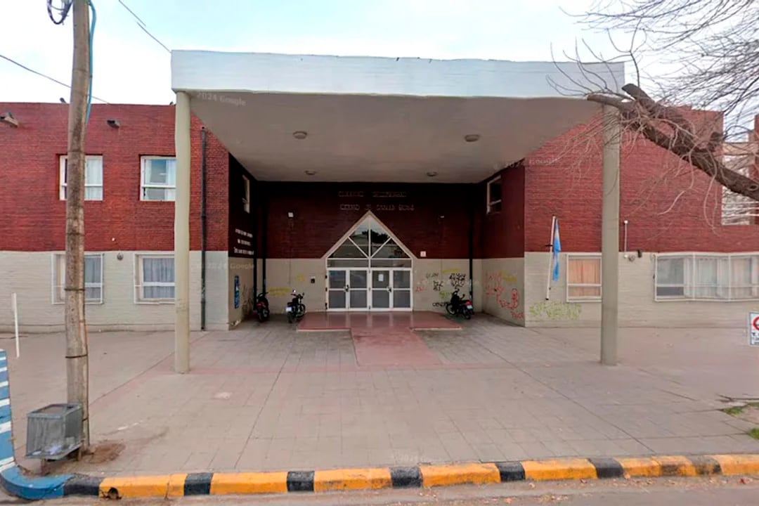 El colegio secundario "Ciudad de Santa Rosa", donde la víctima fue atacada a la salida del establecimiento.