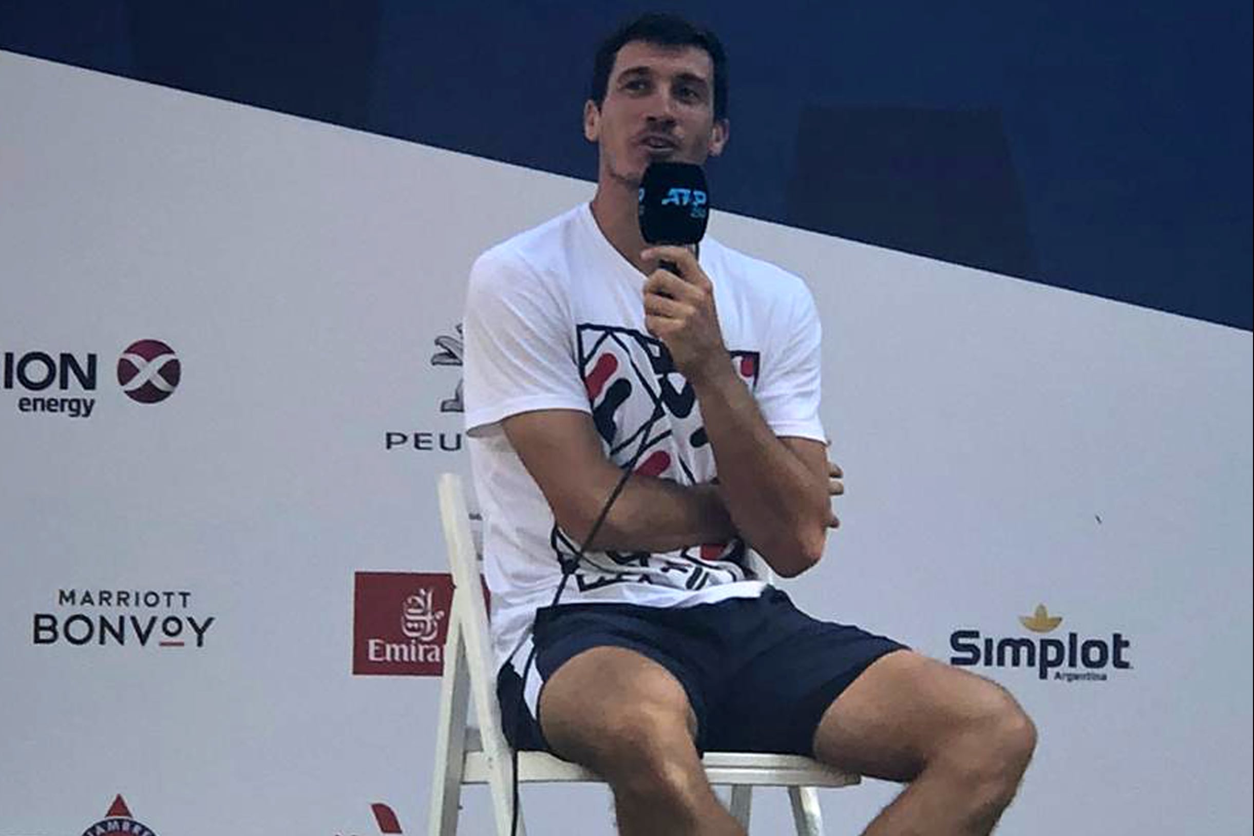 Bagnis se mostró distendido durante la tarde en el Lawn Tennis.