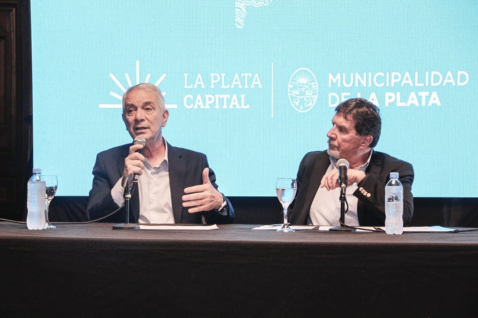 Julio Alak y Alberto Sileoni en la presentación del plan de obras.