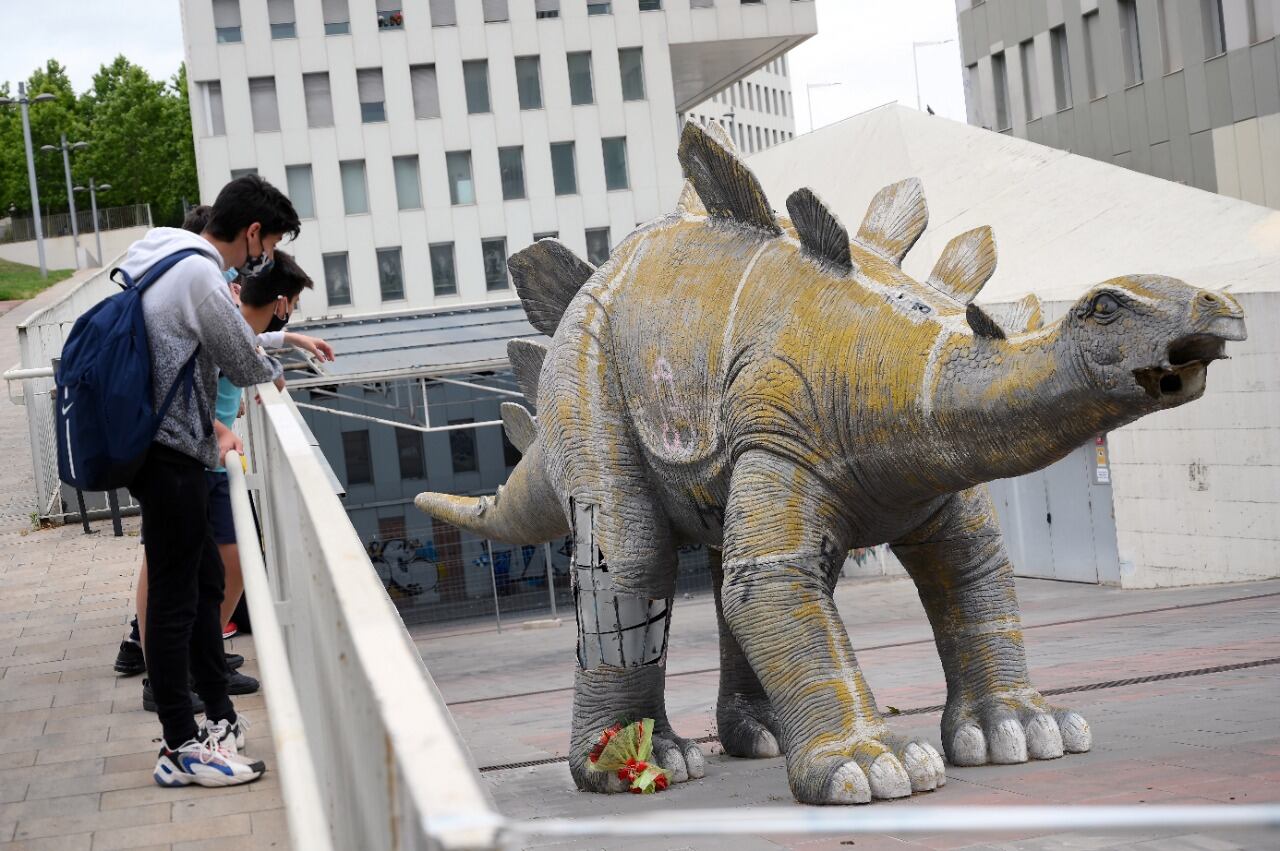 La estatua del dinosaurio en las afueras de Barcelona dentro de la que murió atrapado el hombre de unos 40 años.