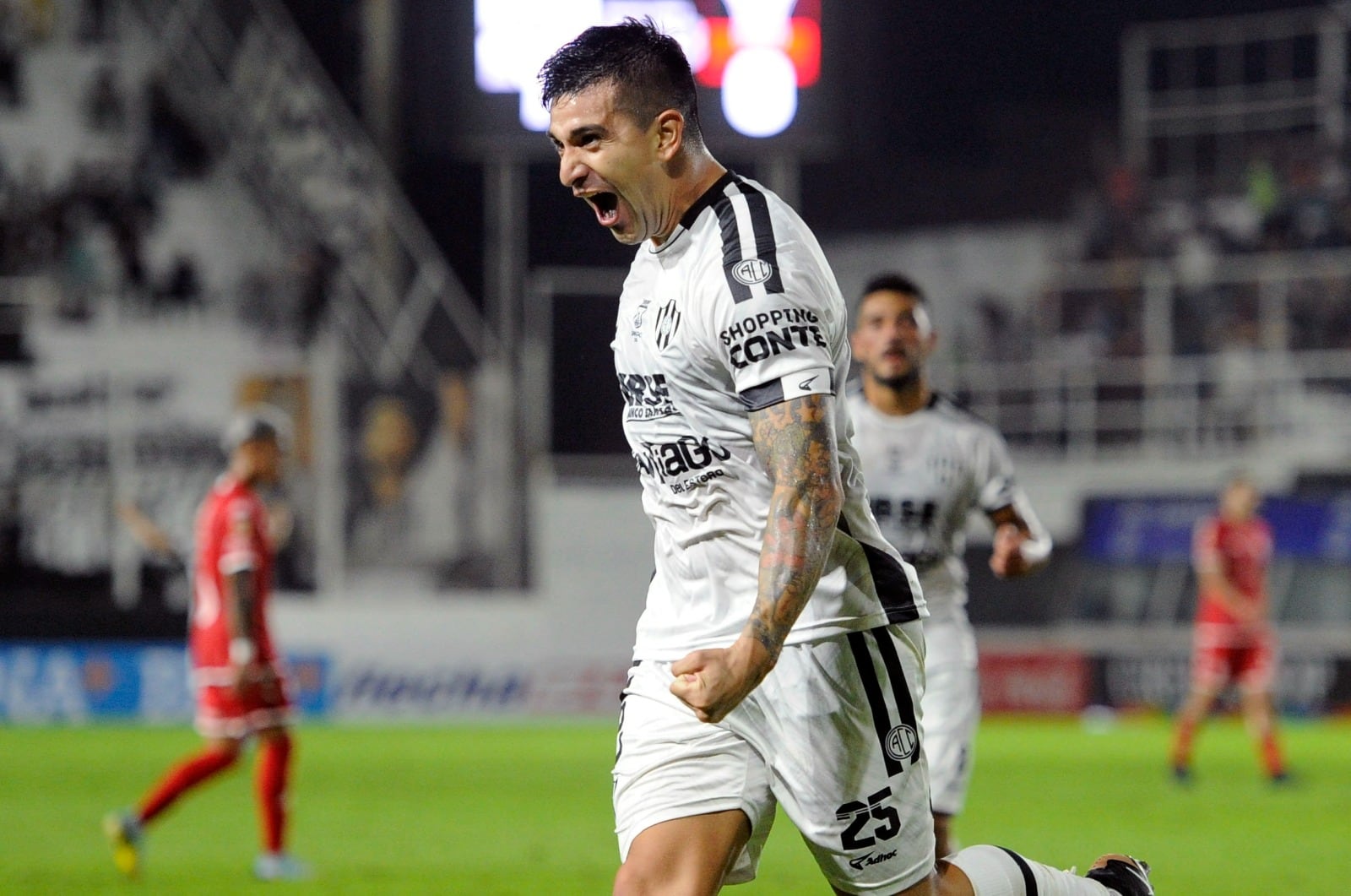El festejo de Maciel tras el segundo gol santiagueño