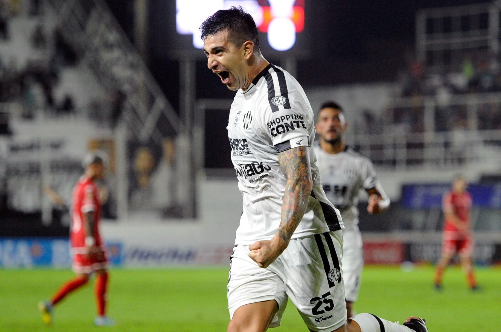 El festejo de Maciel tras el segundo gol santiagueño