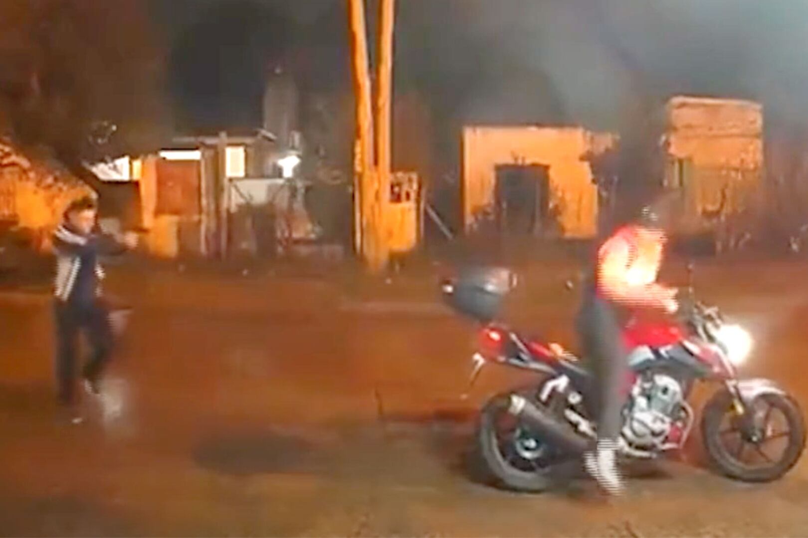 El momento en el que el policía dispara por la espalda al asaltante.